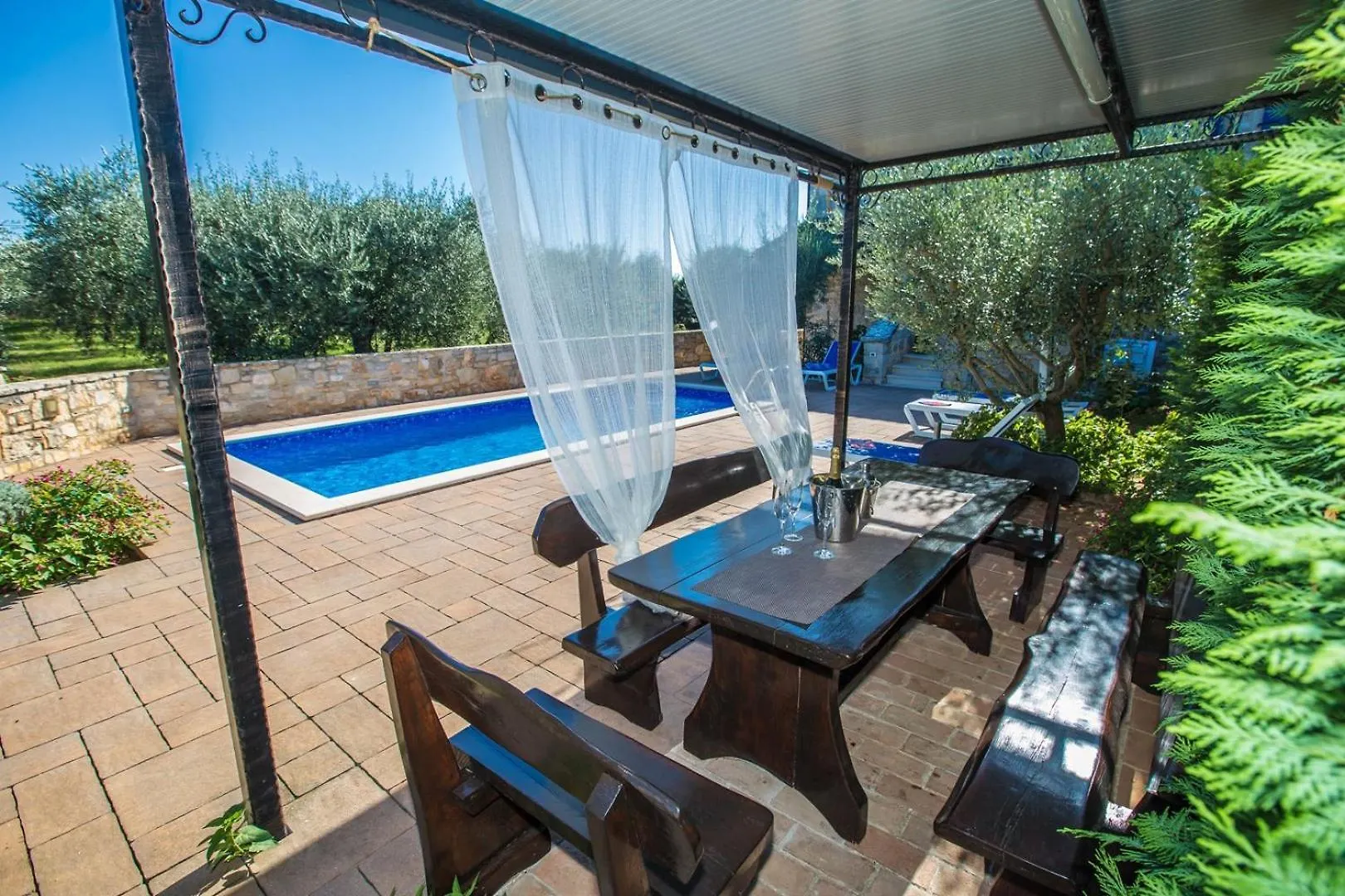 פורץ Villa Meri