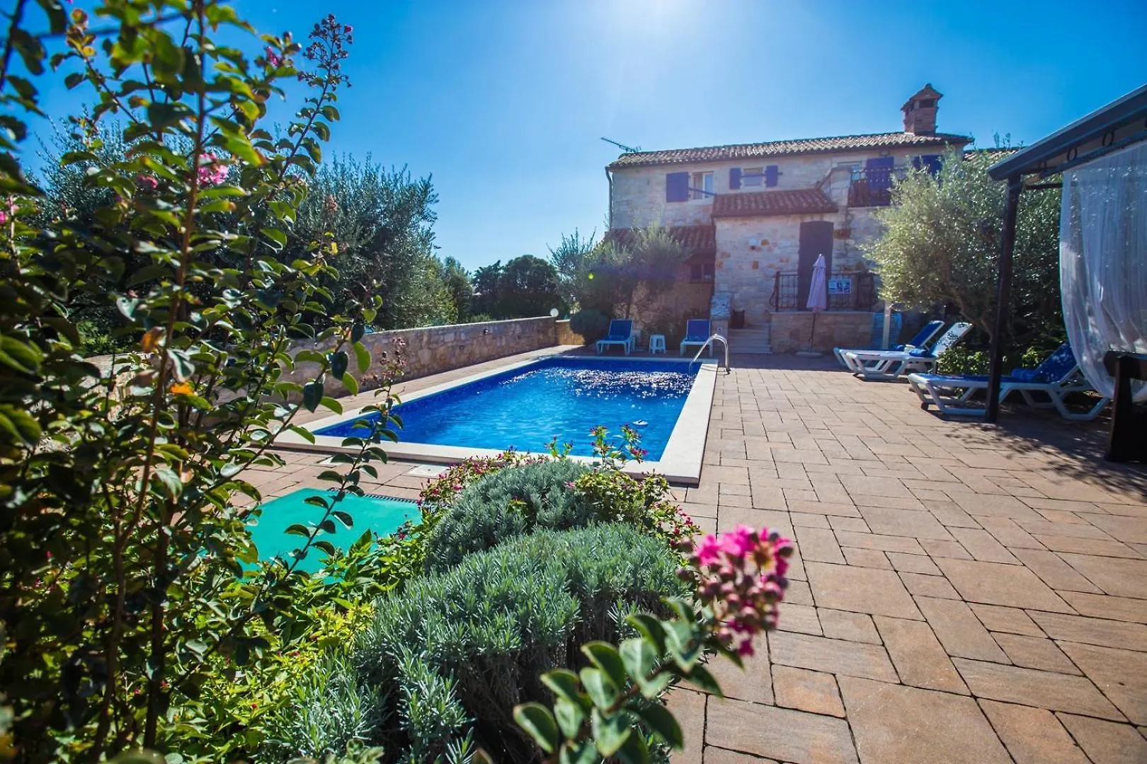 פורץ Villa Meri